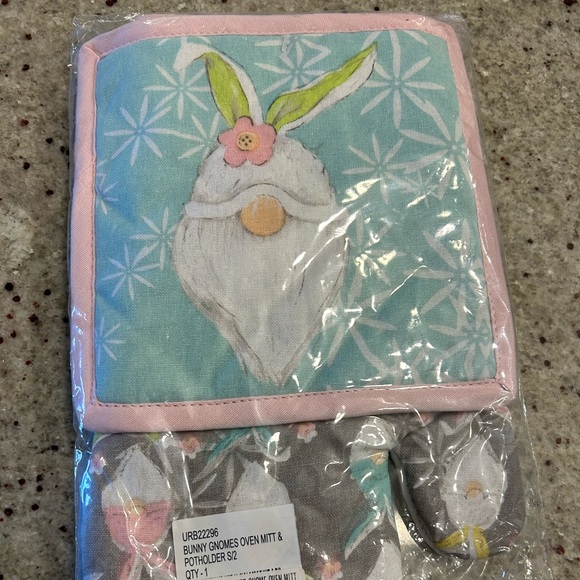 ModCloth oven mitt and pot holder in bunny gnomes pattern - Picture 1 of 4